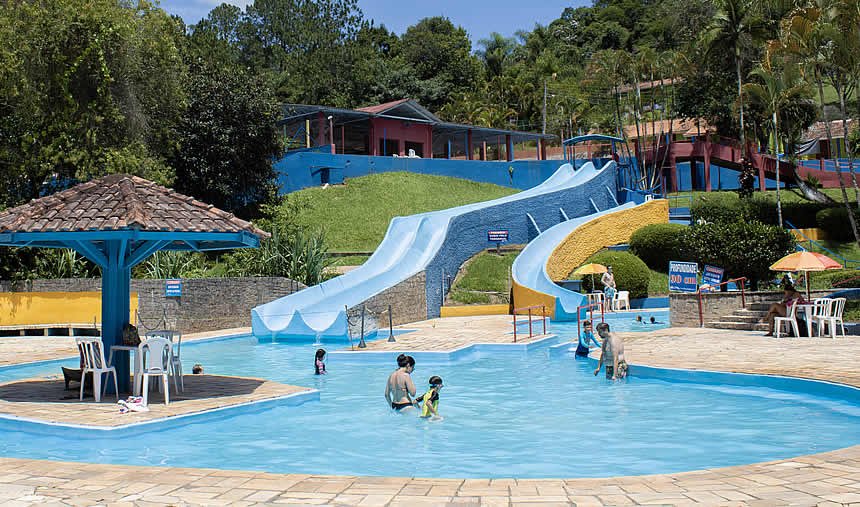 Veja seis parques aquáticos com day use em Minas para aproveitar o